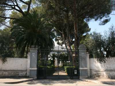 Foto 11. Sulla destra invece domina la signorile villa Lorusso, circondata da alberi ad alto fusto e palme 